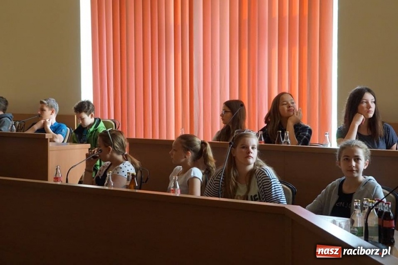 Zdjęcie w galerii na portalu naszraciborz.pl: Młodzi goście z Roth w ratuszu  wiadomości z regionu