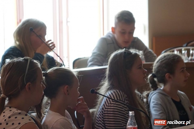 Zdjęcie w galerii na portalu naszraciborz.pl: Młodzi goście z Roth w ratuszu  wiadomości z regionu