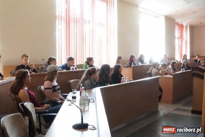 Zdjęcie w galerii na portalu naszraciborz.pl: Młodzi goście z Roth w ratuszu  wiadomości z regionu