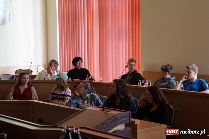 Zdjęcie w galerii na portalu naszraciborz.pl: Młodzi goście z Roth w ratuszu  wiadomości z regionu
