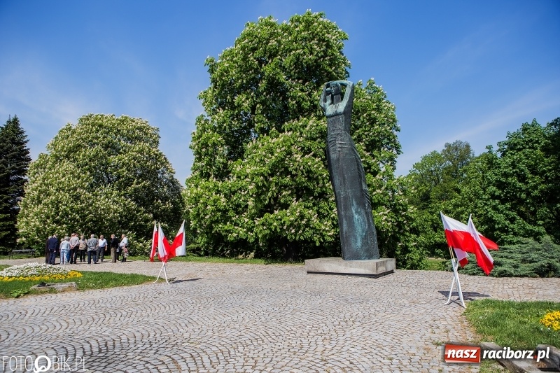 Zdjęcie w galerii na portalu naszraciborz.pl: Lewica nie zapomina o święcie ludzi pracy. Uroczyste złożenie kwiatów pod pomnikiem Matki Polki wiadomości z regionu