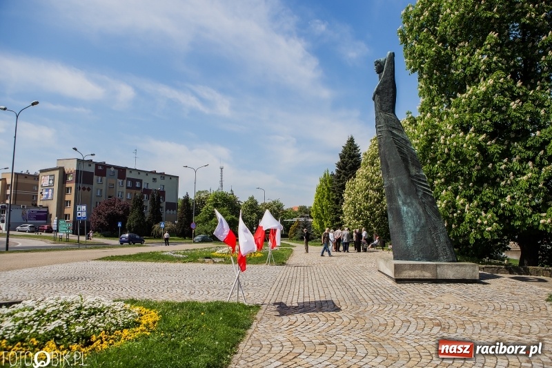 Zdjęcie w galerii na portalu naszraciborz.pl: Lewica nie zapomina o święcie ludzi pracy. Uroczyste złożenie kwiatów pod pomnikiem Matki Polki wiadomości z regionu
