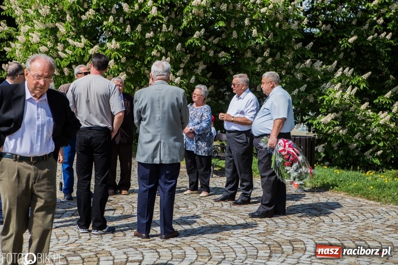 Zdjęcie w galerii na portalu naszraciborz.pl: Lewica nie zapomina o święcie ludzi pracy. Uroczyste złożenie kwiatów pod pomnikiem Matki Polki wiadomości z regionu