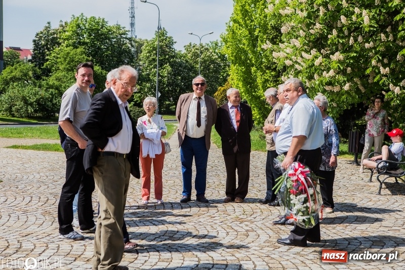 Zdjęcie w galerii na portalu naszraciborz.pl: Lewica nie zapomina o święcie ludzi pracy. Uroczyste złożenie kwiatów pod pomnikiem Matki Polki wiadomości z regionu