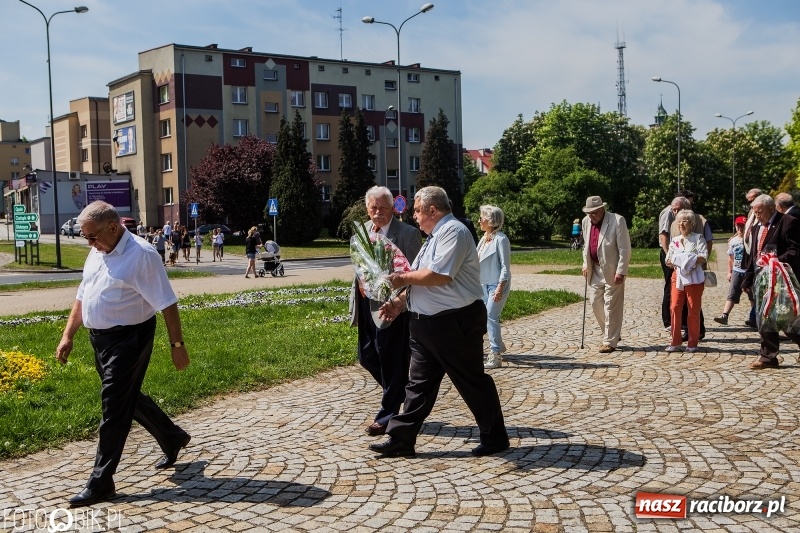 Zdjęcie w galerii na portalu naszraciborz.pl: Lewica nie zapomina o święcie ludzi pracy. Uroczyste złożenie kwiatów pod pomnikiem Matki Polki wiadomości z regionu