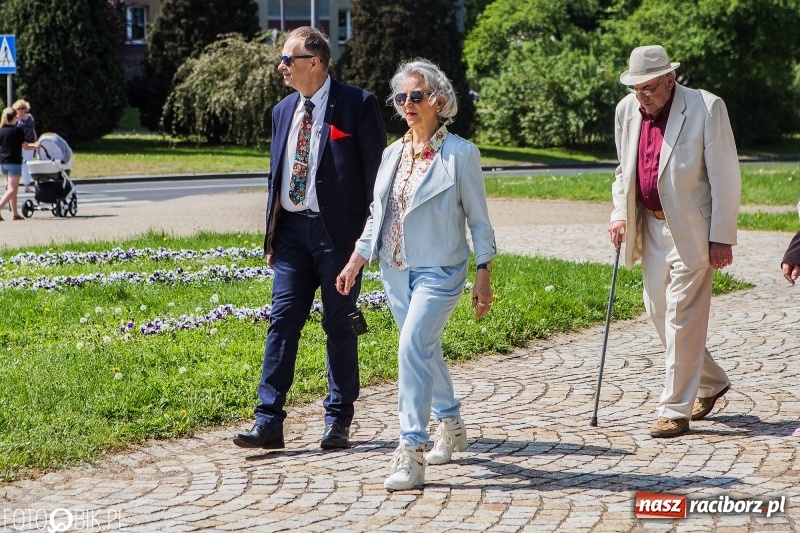 Zdjęcie w galerii na portalu naszraciborz.pl: Lewica nie zapomina o święcie ludzi pracy. Uroczyste złożenie kwiatów pod pomnikiem Matki Polki wiadomości z regionu