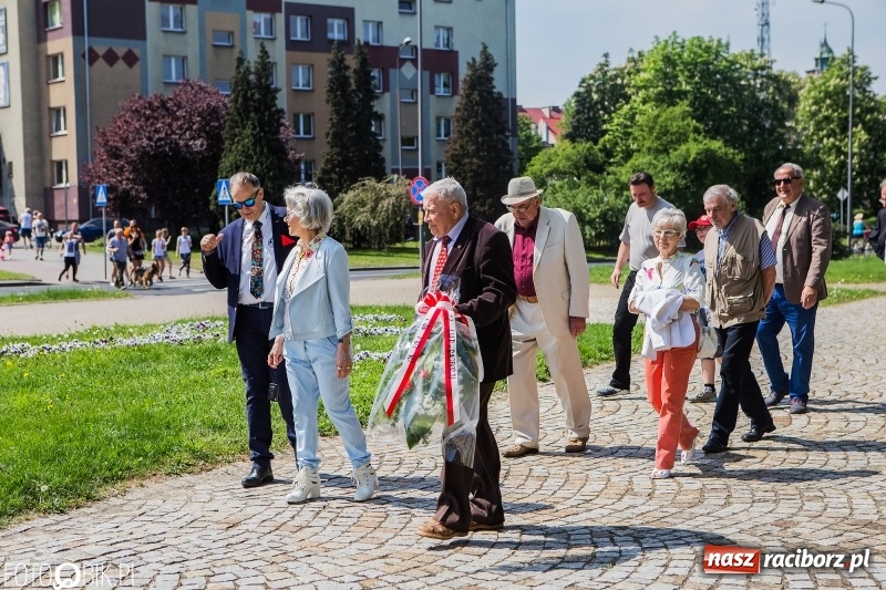 Zdjęcie w galerii na portalu naszraciborz.pl: Lewica nie zapomina o święcie ludzi pracy. Uroczyste złożenie kwiatów pod pomnikiem Matki Polki wiadomości z regionu