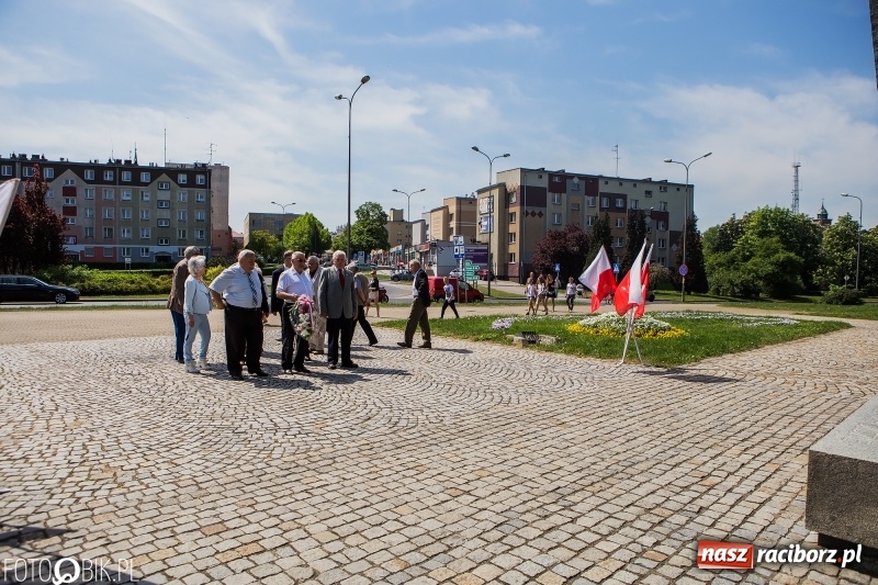 Zdjęcie w galerii na portalu naszraciborz.pl: Lewica nie zapomina o święcie ludzi pracy. Uroczyste złożenie kwiatów pod pomnikiem Matki Polki wiadomości z regionu