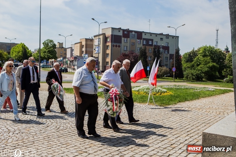 Zdjęcie w galerii na portalu naszraciborz.pl: Lewica nie zapomina o święcie ludzi pracy. Uroczyste złożenie kwiatów pod pomnikiem Matki Polki wiadomości z regionu