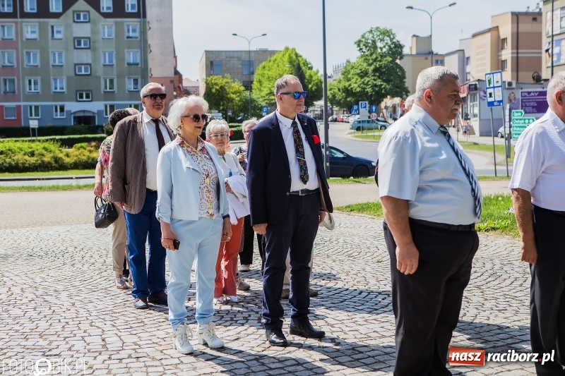 Zdjęcie w galerii na portalu naszraciborz.pl: Lewica nie zapomina o święcie ludzi pracy. Uroczyste złożenie kwiatów pod pomnikiem Matki Polki wiadomości z regionu