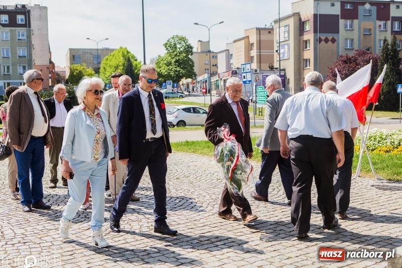 Zdjęcie w galerii na portalu naszraciborz.pl: Lewica nie zapomina o święcie ludzi pracy. Uroczyste złożenie kwiatów pod pomnikiem Matki Polki wiadomości z regionu