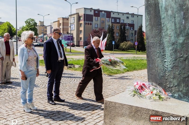 Zdjęcie w galerii na portalu naszraciborz.pl: Lewica nie zapomina o święcie ludzi pracy. Uroczyste złożenie kwiatów pod pomnikiem Matki Polki wiadomości z regionu