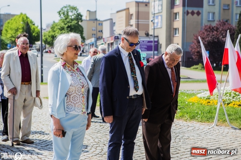 Zdjęcie w galerii na portalu naszraciborz.pl: Lewica nie zapomina o święcie ludzi pracy. Uroczyste złożenie kwiatów pod pomnikiem Matki Polki wiadomości z regionu