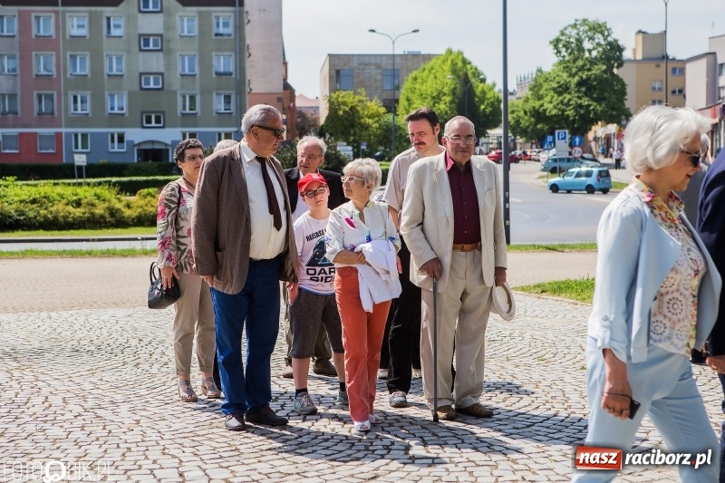 Zdjęcie w galerii na portalu naszraciborz.pl: Lewica nie zapomina o święcie ludzi pracy. Uroczyste złożenie kwiatów pod pomnikiem Matki Polki wiadomości z regionu
