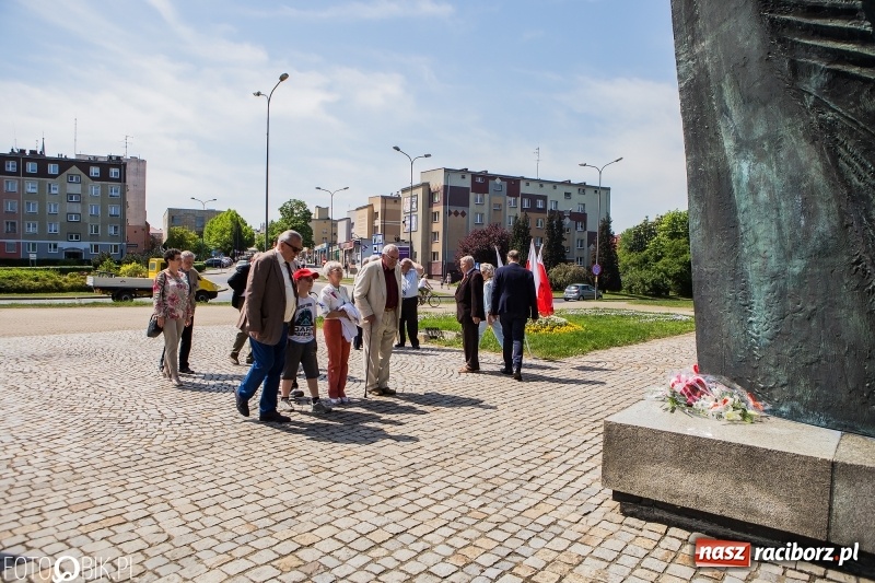 Zdjęcie w galerii na portalu naszraciborz.pl: Lewica nie zapomina o święcie ludzi pracy. Uroczyste złożenie kwiatów pod pomnikiem Matki Polki wiadomości z regionu