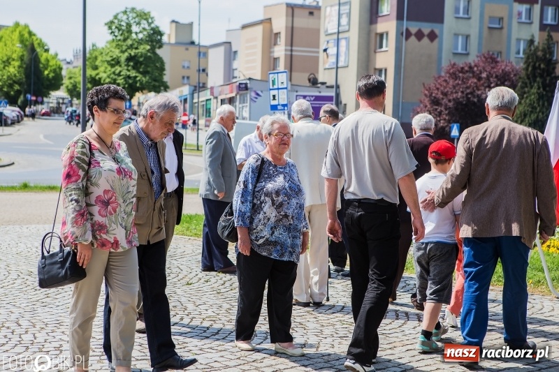 Zdjęcie w galerii na portalu naszraciborz.pl: Lewica nie zapomina o święcie ludzi pracy. Uroczyste złożenie kwiatów pod pomnikiem Matki Polki wiadomości z regionu