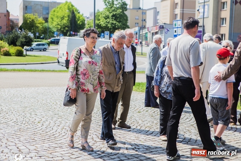 Zdjęcie w galerii na portalu naszraciborz.pl: Lewica nie zapomina o święcie ludzi pracy. Uroczyste złożenie kwiatów pod pomnikiem Matki Polki wiadomości z regionu