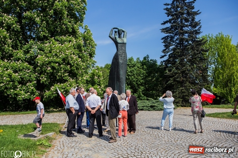 Zdjęcie w galerii na portalu naszraciborz.pl: Lewica nie zapomina o święcie ludzi pracy. Uroczyste złożenie kwiatów pod pomnikiem Matki Polki wiadomości z regionu