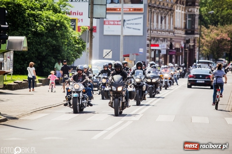 Zdjęcie w galerii na portalu naszraciborz.pl: Parada motocyklistów ulicami Raciborza wiadomości z regionu