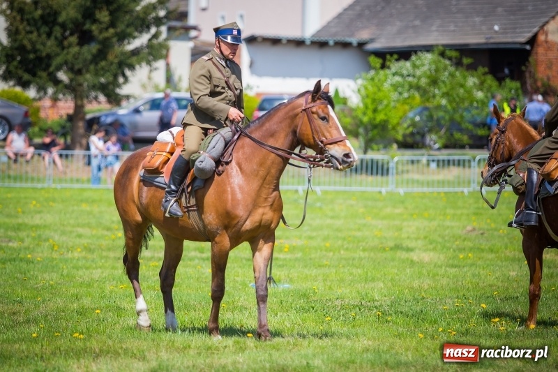 Zdjęcie w galerii na portalu naszraciborz.pl: Konie w ogniu i żywe przeszkody - pokaz 4. Pułku Ułanów Zaniemeńskich w Kornicach  wiadomości z regionu