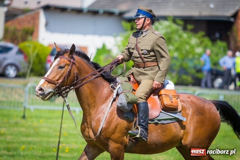 Zdjęcie w galerii na portalu naszraciborz.pl: Konie w ogniu i żywe przeszkody - pokaz 4. Pułku Ułanów Zaniemeńskich w Kornicach  wiadomości z regionu