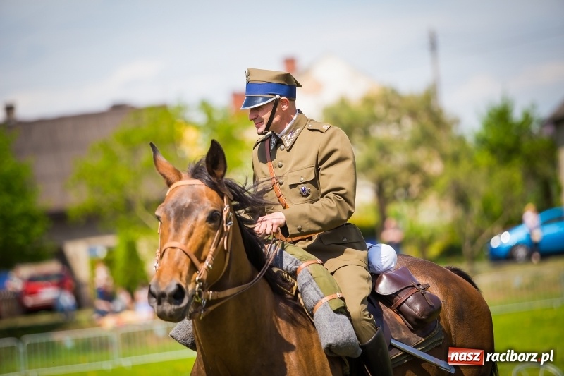Zdjęcie w galerii na portalu naszraciborz.pl: Konie w ogniu i żywe przeszkody - pokaz 4. Pułku Ułanów Zaniemeńskich w Kornicach  wiadomości z regionu
