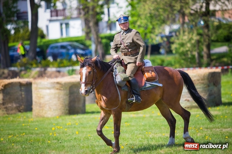 Zdjęcie w galerii na portalu naszraciborz.pl: Konie w ogniu i żywe przeszkody - pokaz 4. Pułku Ułanów Zaniemeńskich w Kornicach  wiadomości z regionu