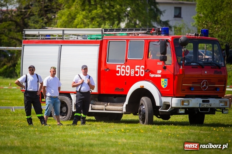 Zdjęcie w galerii na portalu naszraciborz.pl: Konie w ogniu i żywe przeszkody - pokaz 4. Pułku Ułanów Zaniemeńskich w Kornicach  wiadomości z regionu