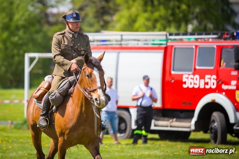 Zdjęcie w galerii na portalu naszraciborz.pl: Konie w ogniu i żywe przeszkody - pokaz 4. Pułku Ułanów Zaniemeńskich w Kornicach  wiadomości z regionu