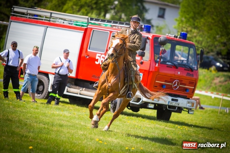 Zdjęcie w galerii na portalu naszraciborz.pl: Konie w ogniu i żywe przeszkody - pokaz 4. Pułku Ułanów Zaniemeńskich w Kornicach  wiadomości z regionu