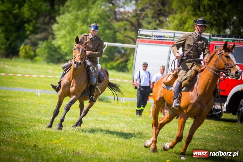 Zdjęcie w galerii na portalu naszraciborz.pl: Konie w ogniu i żywe przeszkody - pokaz 4. Pułku Ułanów Zaniemeńskich w Kornicach  wiadomości z regionu