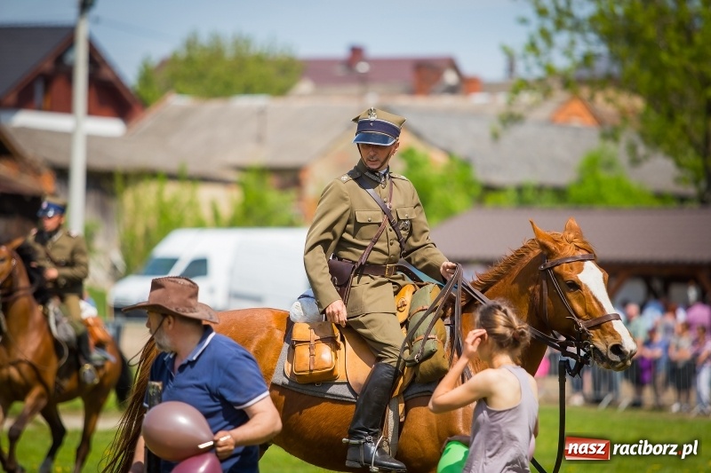 Zdjęcie w galerii na portalu naszraciborz.pl: Konie w ogniu i żywe przeszkody - pokaz 4. Pułku Ułanów Zaniemeńskich w Kornicach  wiadomości z regionu