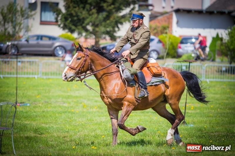 Zdjęcie w galerii na portalu naszraciborz.pl: Konie w ogniu i żywe przeszkody - pokaz 4. Pułku Ułanów Zaniemeńskich w Kornicach  wiadomości z regionu