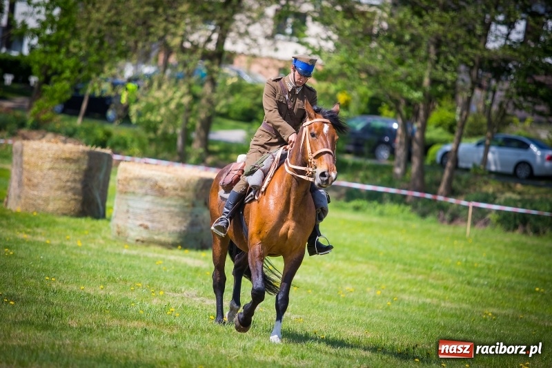 Zdjęcie w galerii na portalu naszraciborz.pl: Konie w ogniu i żywe przeszkody - pokaz 4. Pułku Ułanów Zaniemeńskich w Kornicach  wiadomości z regionu