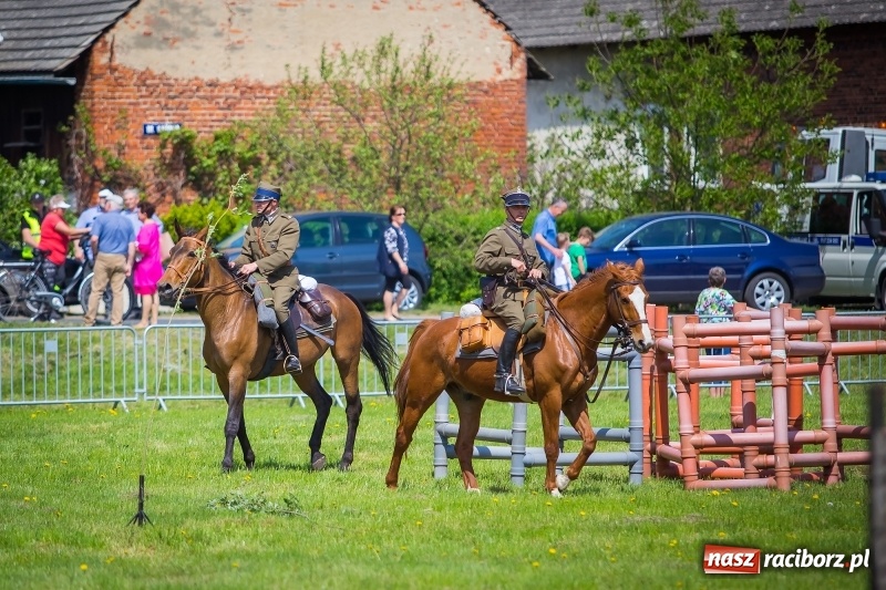 Zdjęcie w galerii na portalu naszraciborz.pl: Konie w ogniu i żywe przeszkody - pokaz 4. Pułku Ułanów Zaniemeńskich w Kornicach  wiadomości z regionu