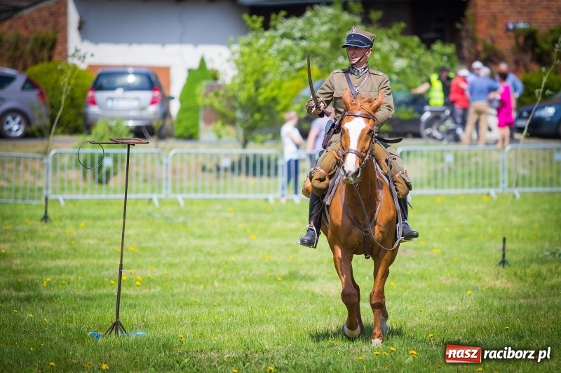 Zdjęcie w galerii na portalu naszraciborz.pl: Konie w ogniu i żywe przeszkody - pokaz 4. Pułku Ułanów Zaniemeńskich w Kornicach  wiadomości z regionu
