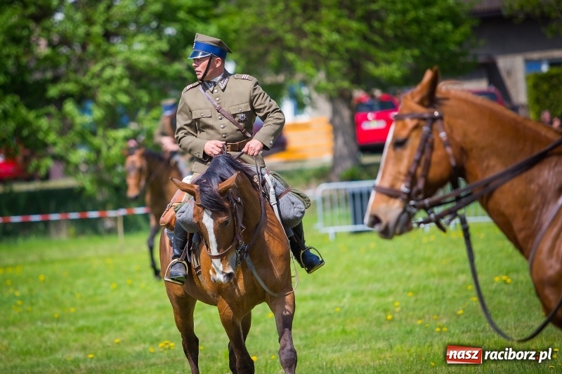 Zdjęcie w galerii na portalu naszraciborz.pl: Konie w ogniu i żywe przeszkody - pokaz 4. Pułku Ułanów Zaniemeńskich w Kornicach  wiadomości z regionu