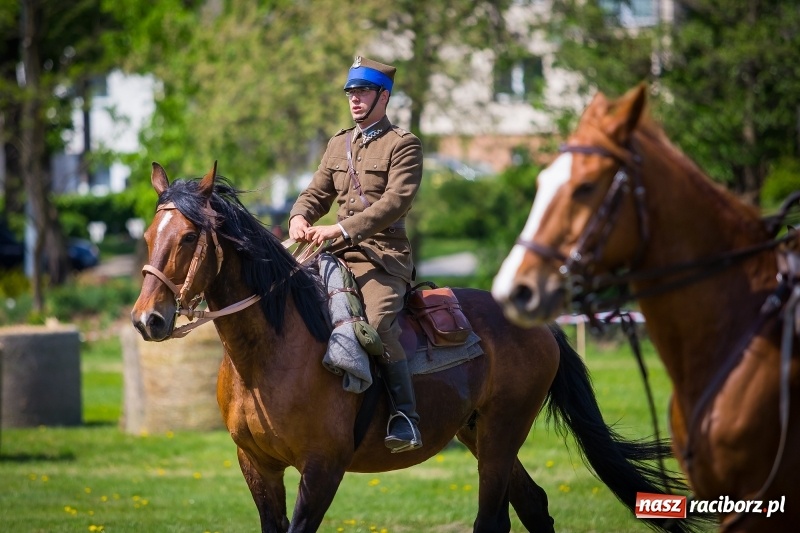 Zdjęcie w galerii na portalu naszraciborz.pl: Konie w ogniu i żywe przeszkody - pokaz 4. Pułku Ułanów Zaniemeńskich w Kornicach  wiadomości z regionu