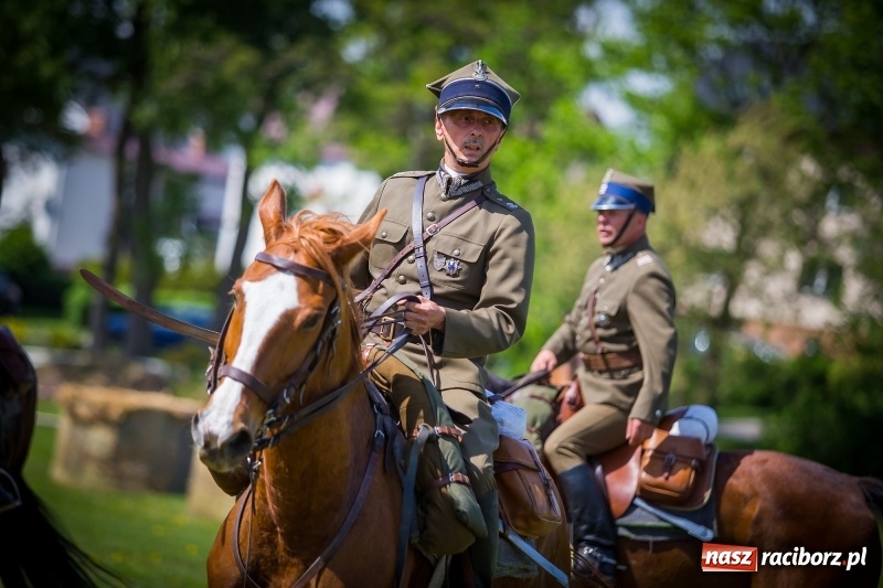 Zdjęcie w galerii na portalu naszraciborz.pl: Konie w ogniu i żywe przeszkody - pokaz 4. Pułku Ułanów Zaniemeńskich w Kornicach  wiadomości z regionu