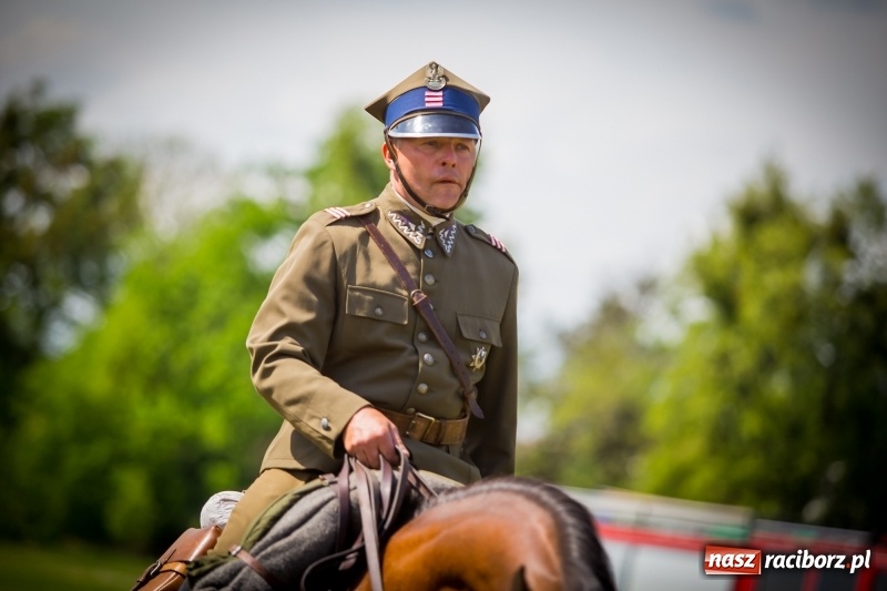 Zdjęcie w galerii na portalu naszraciborz.pl: Konie w ogniu i żywe przeszkody - pokaz 4. Pułku Ułanów Zaniemeńskich w Kornicach  wiadomości z regionu