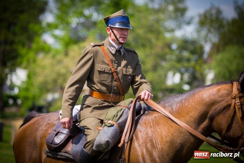 Zdjęcie w galerii na portalu naszraciborz.pl: Konie w ogniu i żywe przeszkody - pokaz 4. Pułku Ułanów Zaniemeńskich w Kornicach  wiadomości z regionu