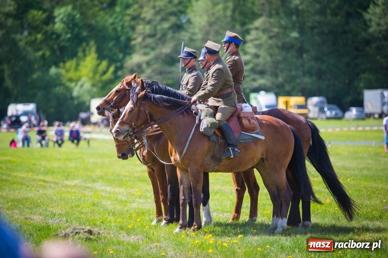 Zdjęcie w galerii na portalu naszraciborz.pl: Konie w ogniu i żywe przeszkody - pokaz 4. Pułku Ułanów Zaniemeńskich w Kornicach  wiadomości z regionu