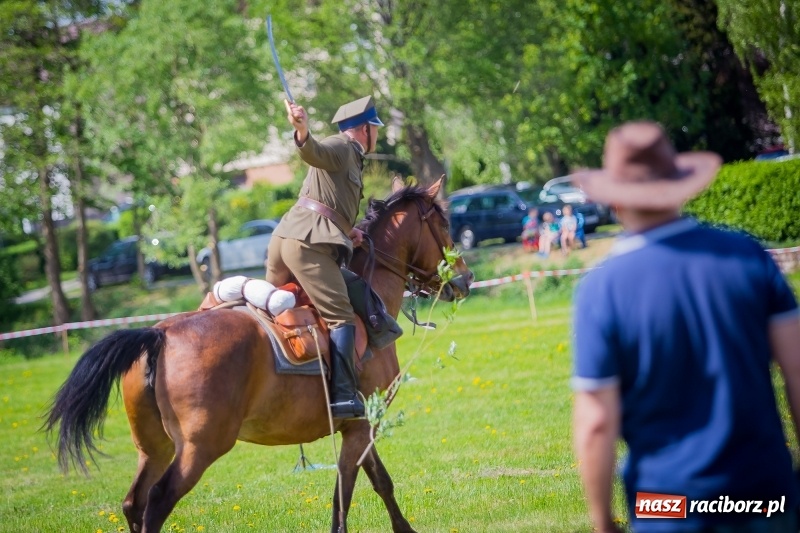 Zdjęcie w galerii na portalu naszraciborz.pl: Konie w ogniu i żywe przeszkody - pokaz 4. Pułku Ułanów Zaniemeńskich w Kornicach  wiadomości z regionu