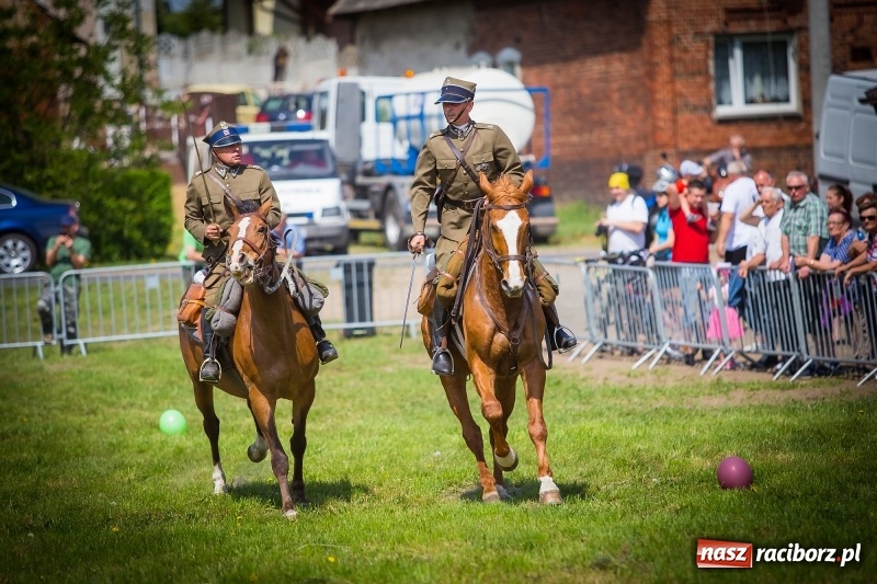 Zdjęcie w galerii na portalu naszraciborz.pl: Konie w ogniu i żywe przeszkody - pokaz 4. Pułku Ułanów Zaniemeńskich w Kornicach  wiadomości z regionu