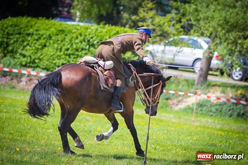 Zdjęcie w galerii na portalu naszraciborz.pl: Konie w ogniu i żywe przeszkody - pokaz 4. Pułku Ułanów Zaniemeńskich w Kornicach  wiadomości z regionu