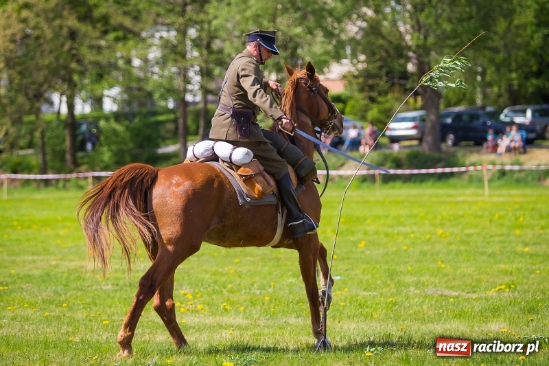 Zdjęcie w galerii na portalu naszraciborz.pl: Konie w ogniu i żywe przeszkody - pokaz 4. Pułku Ułanów Zaniemeńskich w Kornicach  wiadomości z regionu