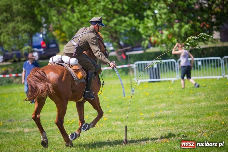 Zdjęcie w galerii na portalu naszraciborz.pl: Konie w ogniu i żywe przeszkody - pokaz 4. Pułku Ułanów Zaniemeńskich w Kornicach  wiadomości z regionu
