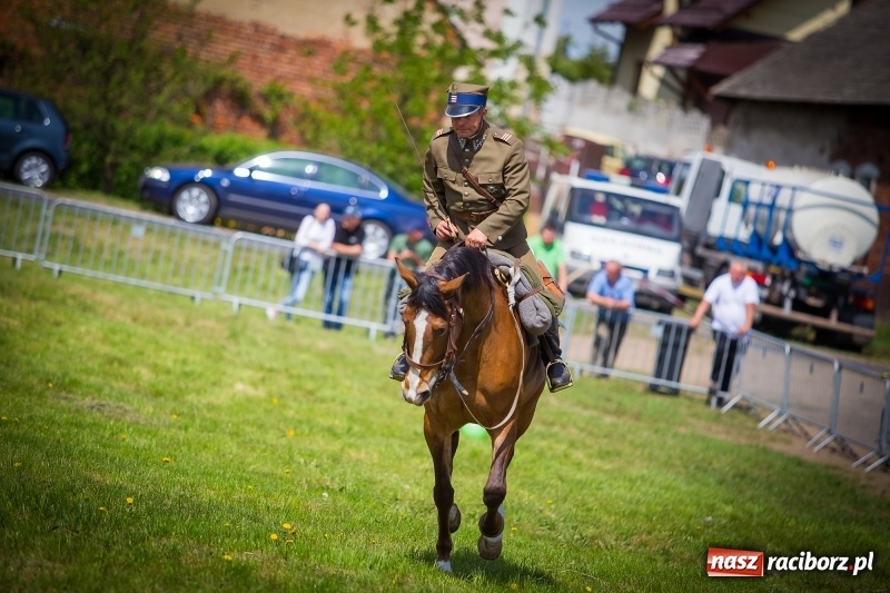 Zdjęcie w galerii na portalu naszraciborz.pl: Konie w ogniu i żywe przeszkody - pokaz 4. Pułku Ułanów Zaniemeńskich w Kornicach  wiadomości z regionu