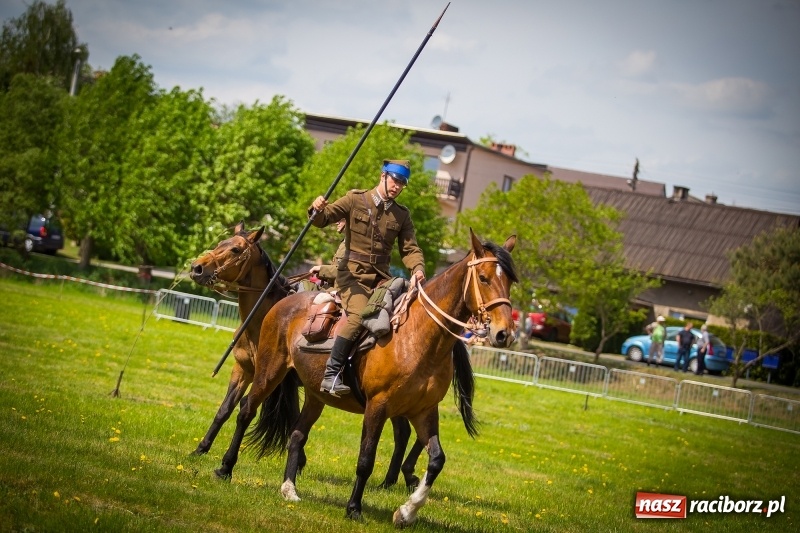 Zdjęcie w galerii na portalu naszraciborz.pl: Konie w ogniu i żywe przeszkody - pokaz 4. Pułku Ułanów Zaniemeńskich w Kornicach  wiadomości z regionu
