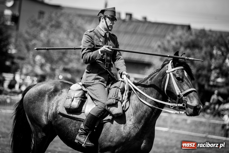Zdjęcie w galerii na portalu naszraciborz.pl: Konie w ogniu i żywe przeszkody - pokaz 4. Pułku Ułanów Zaniemeńskich w Kornicach  wiadomości z regionu